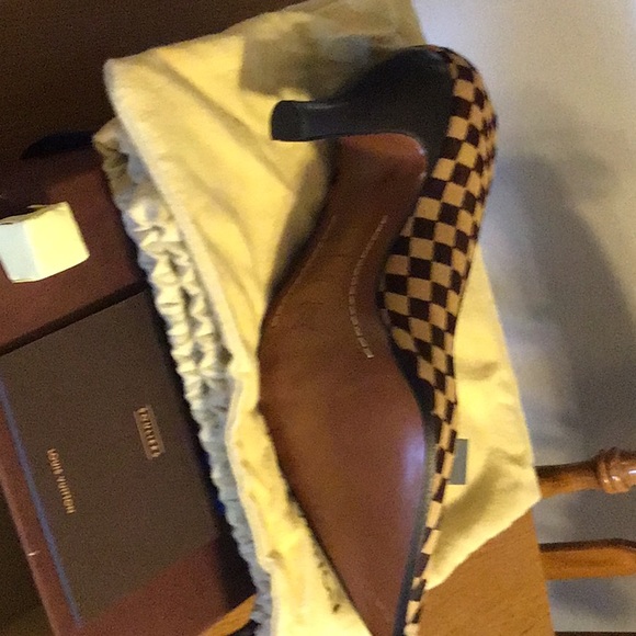 Louis Vuitton pony skin pump with gold square. - Picture 5 of 6